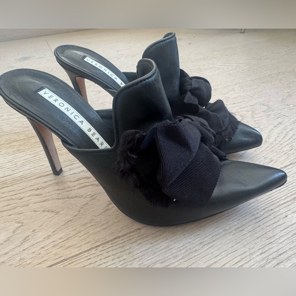 Veronica Beard
Leather Bow Accents Mules black 
Women's Size 37.5 - Picture 8 of 15